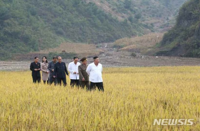 [서울=뉴시스] 북한 조선중앙통신은 2일 김정은 국무위원장이 건설 중에 있는 김화군 피해 복구 현장을 현지지도했다고 밝혔다. (사진/노동신문 캡처)  photo@newsis.com