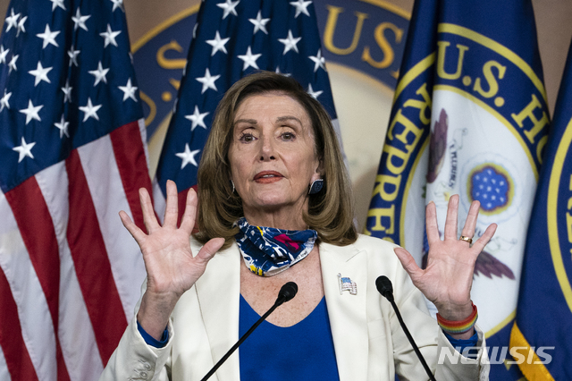 [워싱턴=AP/뉴시스]1일(현지시간) 미국 민주당의 낸시 펠로시 하원의장이 워싱턴 국회의사당에서 열린 기자회견에서 발언하고 있다. 2020.10.11. 