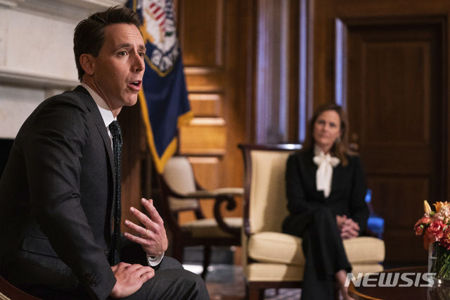 [워싱턴=AP/뉴시스] 1일(현지시간) 미국 국회 의사당에서 조시 홀리 공화당 상원의원(왼쪽)이 에이미 코니 배럿 미국 연방대법관 후보 지명자(오른쪽)을 만나고 있다. 2020.10.03. 