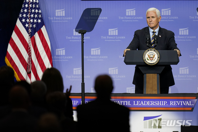 [데모인=AP/뉴시스] 마이크 펜스 미 부통령이 1일 아이오와주에서 연설하고 있다. 