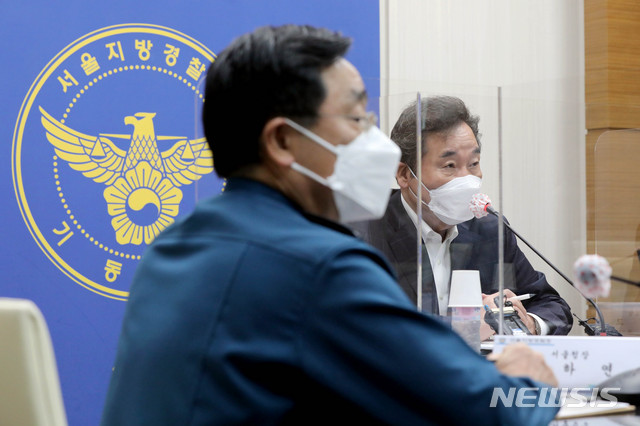 [서울=뉴시스]김병문 기자 = 이낙연 더불어민주당 대표가 일부 보수단체의 개천절 집회 예고를 하루 앞둔 2일 오전 서울 중구 서울지방경찰청 기동본부를 찾아 발언을 하고 있다. 2020.10.02. dadazon@newsis.com