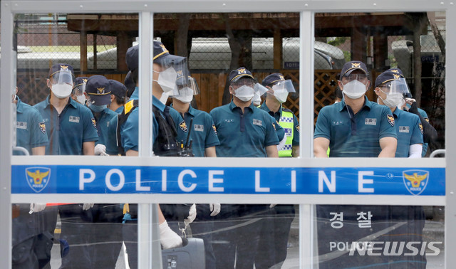 [서울=뉴시스]김병문 기자 = 일부 보수단체의 개천절 집회 예고를 하루 앞둔 2일 오전 서울 중구 서울지방경찰청 기동본부에서 의경들이 훈련하고 있다. 2020.10.02. dadazon@newsis.com