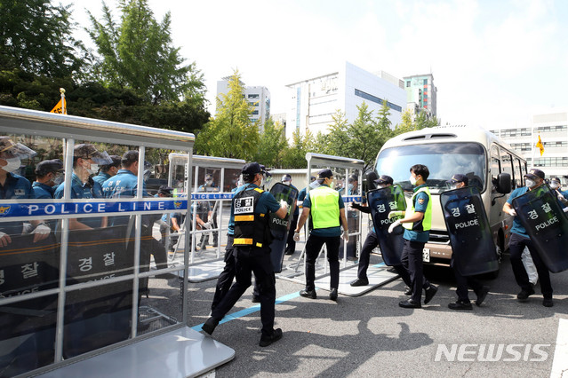 [서울=뉴시스]김병문 기자 = 일부 보수단체의 개천절 집회 예고를 하루 앞둔 2일 오전 서울 중구 서울지방경찰청 기동본부에서 의경들이 훈련하고 있다. 2020.10.02. dadazon@newsis.com