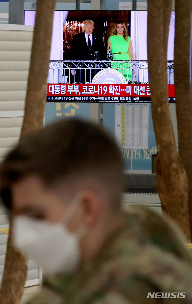 [인천공항=뉴시스]김병문 기자 = 도널드 트럼프 미국 대통령 부부가 신종 코로나바이러스 감염증(코로나19) 확진 판정을 받은 2일 오후 인천국제공항 제2터미널에 관련 뉴스가 방영되고 있다. 2020.10.02.&nbsp; dadazon@newsis.com 