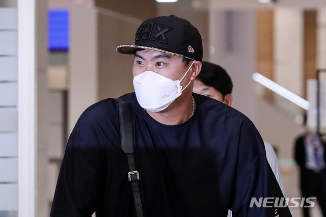 [인천공항=뉴시스]김병문 기자 = 토론토 블루제이스에서의 첫 시즌을 끝낸 류현진이 2일 오후 인천국제공항 제2터미널을 통해 귀국하고 있다. 2020.10.02. dadazon@newsis.com