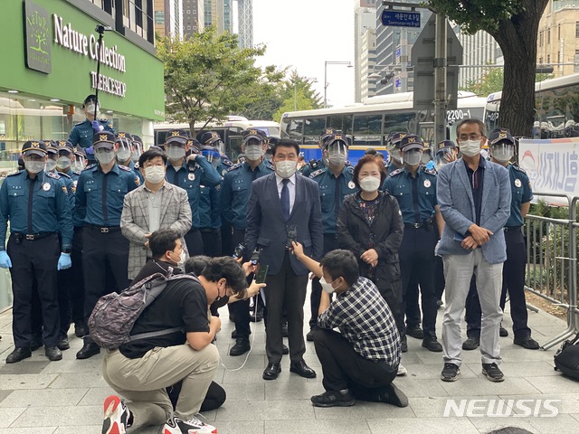 [서울=뉴시스] 이기상 기자 = 3일 오후 광화문역 7번 출구 인근에서 8·15 참가자시민비대위 기자회견에서 최인식 사무총장이 발언하고 있다. 2020.10.03. wakeup@newsis.com