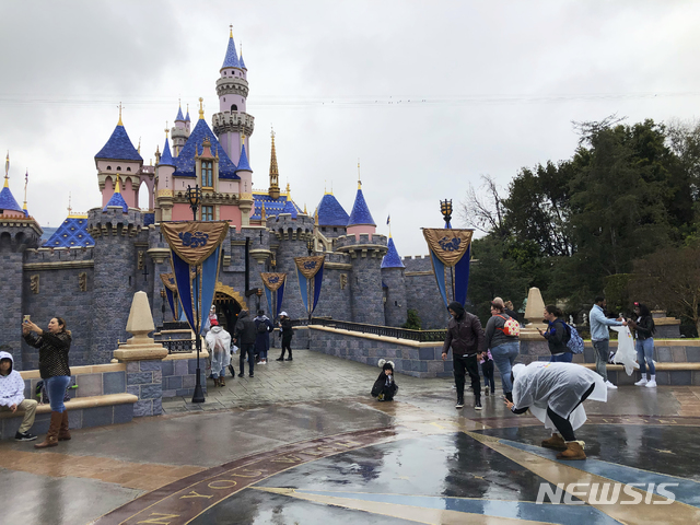 [애너하임=AP/뉴시스] 3월13일(현지시간) 미국 캘리포니아 오렌지카운티 애너하임에 위치한 디즈니랜드의 모습. 신종 코로나바이러스 감염증(코로나19)으로 인해 이곳은 3월14일부터 현재까지 문을 닫고 있다. 2020.10.21. <*해당 사진은 본문 내용과 관련 없음>