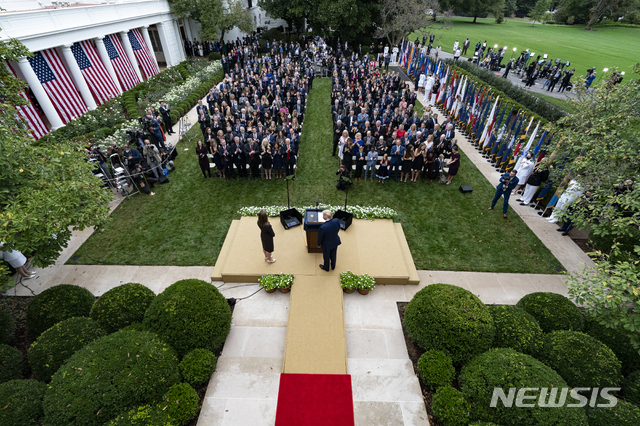 [워싱턴=AP/뉴시스] 9월26일(현지시간) 미국 백악관에서 열린 에이미 코니 배럿 연방대법관 지명식. 도널드 트럼프 미국 대통령의 왼쪽에 배럿 지명자가 서있다. 2020.10.03.