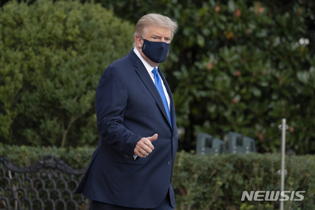 [워싱턴=AP/뉴시스] 2일(현지시간) 신종 코로나바이러스 감염증(코로나19) 확진 판정을 받은 도널드 트럼프 미국 대통령이 월터리드 국립군병원으로 이동하기 위해 백악관을 나서면서 엄지를 들어올리고 있다. 2020.10.03. 