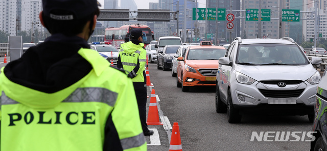[서울=뉴시스] 이영환 기자 = 경찰들이 3일 오전 서울 한남대교 북단 인근에서 개천절 집회와 관련해 임시 검문소를 설치하고 관광버스 및 집회참석 의심차량을 검문검색 하고 있다. 2020.10.03.&nbsp; 20hwan@newsis.com
