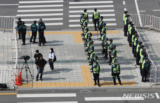 [서울=뉴시스] 고승민 기자 = 코로나19 전파 우려로 일부 보수단체의 개천절 집회가 전면 금지된 지난 3일 서울 광화문광장 일대가 경찰 봉쇄돼 있다. 2020.10.03.kkssmm99@newsis.com