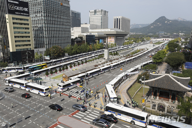 [서울=뉴시스] 고승민 기자 = 코로나19 전파 우려로 일부 보수단체의 개천절 집회가 전면 금지된 3일 서울 광화문광장 일대가 경찰 봉쇄돼 있다. 경찰은 이날 서울 도심에 검문소 90개소를 설치하고 800여명의 경력을 동원했다. 21개 기동대 등 부대 인력도 배치됐다. 2020.10.03.kkssmm99@newsis.com