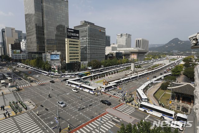 [서울=뉴시스] 고승민 기자 = 코로나19 전파 우려로 일부 보수단체의 개천절 집회가 전면 금지된 3일 서울 광화문광장 일대가 경찰 봉쇄돼 있다. 경찰은 이날 서울 도심에 검문소 90개소를 설치하고 800여명의 경력을 동원했다. 21개 기동대 등 부대 인력도 배치됐다. 2020.10.03.kkssmm99@newsis.com