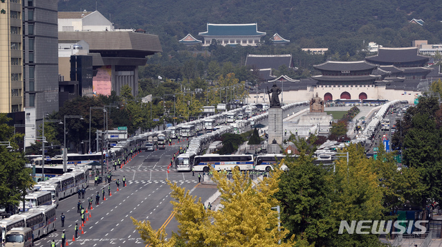 [서울=뉴시스] 고승민 기자 = 지난 3일 경찰이 서울 광화문 광장에서 차벽을 통해 집회를 차단하고 있다. 2020.10.03.kkssmm99@newsis.com