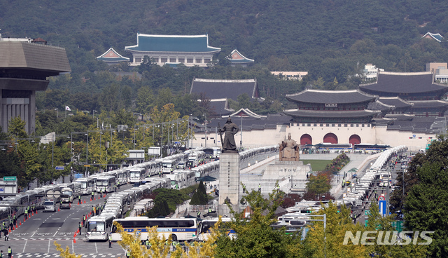 [서울=뉴시스] 고승민 기자 = 코로나19 전파 우려로 일부 보수단체의 개천절 집회가 전면 금지된 3일 서울 광화문광장 일대가 경찰 봉쇄돼 있다. 경찰은 이날 서울 도심에 검문소 90개소를 설치하고 800여명의 경력을 동원했다. 21개 기동대 등 부대 인력도 배치됐다. 2020.10.03.kkssmm99@newsis.com