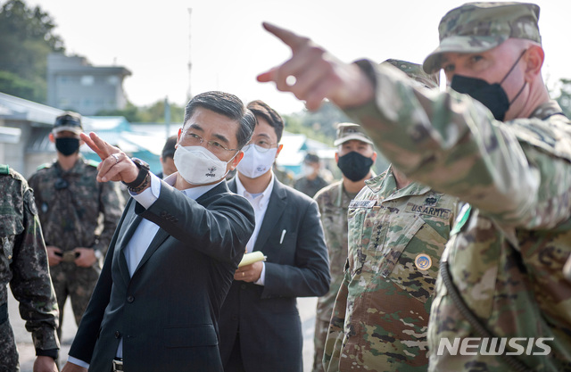 [서울=뉴시스] 이영환 기자 = 서욱 국방부 장관이 3일 오전 판문점 공동경비구역(JSA)을 방문해 로버트 에이브럼스 한미연합사령관 겸 주한미군사령관과 시설을 살펴보고 있다. (사진=국방부 제공) 2020.10.03. photo@newsis.com
