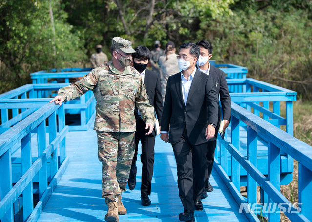 [서울=뉴시스] 이영환 기자 = 서욱 국방부 장관이 3일 오전 판문점 공동경비구역(JSA)을 방문해 로버트 에이브럼스 한미연합사령관 겸 주한미군사령관과 도보다리를 걷고 있다. (사진=국방부 제공) 2020.10.03. photo@newsis.com