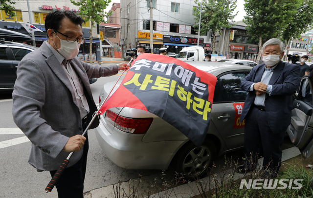 [서울=뉴시스] 박진희 기자 = 최명진(왼쪽) 새로운한국을위한국민운동(새한국) 사무총장과 서경석 목사가 지난 3일 오후 서울 강동구민회관 인근에서 진행된 보수단체 새한국 주최 개천절 차량집회 준비를 하고 있다. 2020.10.03.pak7130@newsis.com