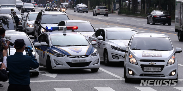 [서울=뉴시스] 이영환 기자 = 애국순찰팀 관계자들이 개천절인 3일 오후 서울 광진구 추미애 법무부 장관 자택 인근에서 차량을 이용해 드라이브 스루 집회를 하고 있다. 2020.10.03.&nbsp; 20hwan@newsis.com