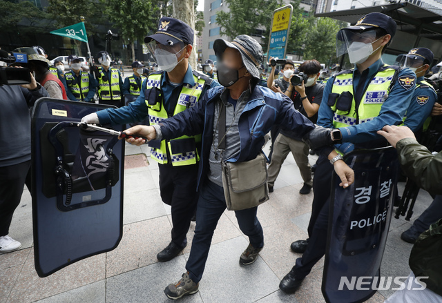 [서울=뉴시스] 고승민 기자 = 코로나19 전파 우려로 서울 도심 집회가 전면 금지된 지난 3일 서울 종로1가 인도에서 시위자들이 난동을 벌이고 있다. 2020.10.03.kkssmm99@newsis.com