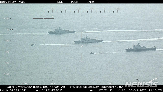 [서울=뉴시스] 북한에서 피격돼 사망한 해양수산부 공무원의 시신 등을 찾기 위해 해양경찰은 지난 9월 21일부터 13일째 추석연휴도 잊은 채 항공기, 경비함정 등을 동원해 연평도에서 소청도까지 광범위한 해역을 수색하고 있다. 사진은 경비함의 수색하는 모습. (사진=해양경찰청 항공사진) 2020.10.03. photo@newsis.com