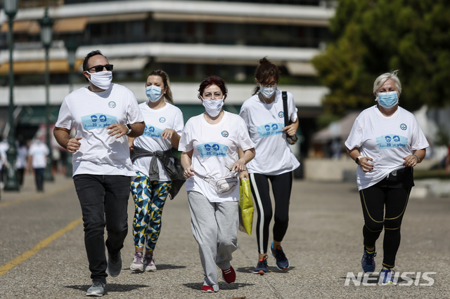 [테살로니키(그리스)=AP/뉴시스]지난 3일 그리스 제2의 도시 테살로니키에서 그리스 의사들이 마스크 착용과 관련된 허위 사실을 알리기 위해 마스크를 쓰고 2㎞ 달리기를 하고 있다. 그리스 의사 수십명이 지난 3일 그리스 제2의 도시 테살로니키에서 마스크 착용과 관련한 잘못된 정보를 알려주기 위해 가족 및 친구들과 함께 2㎞ 달리기에 나섰다. 2020.10.5
