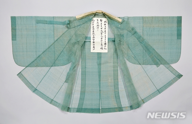 [대구=뉴시스]이지연 기자 = 조선시대 영조왕의 도포(道袍). (사진=국립대구박물관 제공) 2020.10.04. photo@newsis.com