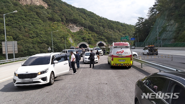 [원주=뉴시스]장경일 기자 = 원주소방서 대원들과 강원지방경찰청 고속도로순찰대원들이 원주시 지정면 광주원주고속도로 지정3터널 광주방향에서 4일 오전 11시26분께 차량 5대와 4대가 각각 추돌한 사고 현장을 수습하고 있다. (사진=강원도소방본부 제공) 2020.10.04.photo@newsis.com