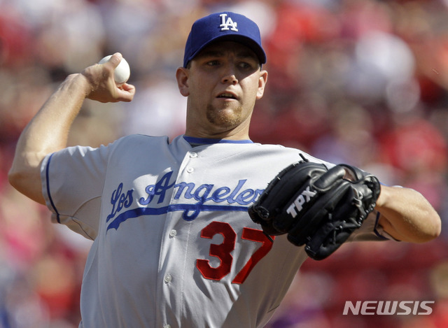 [신시내티=AP/뉴시스]찰리 해이거가 지난 2009년 8월29일 미국 오하이오주 신시내티에서 열린 LA다저스와 신시내티 레즈 간 프로 야구경기에서 공을 던지고 있다. 당시 헤이거는 LA다저스 소속 투수였다. 2020.10.05 