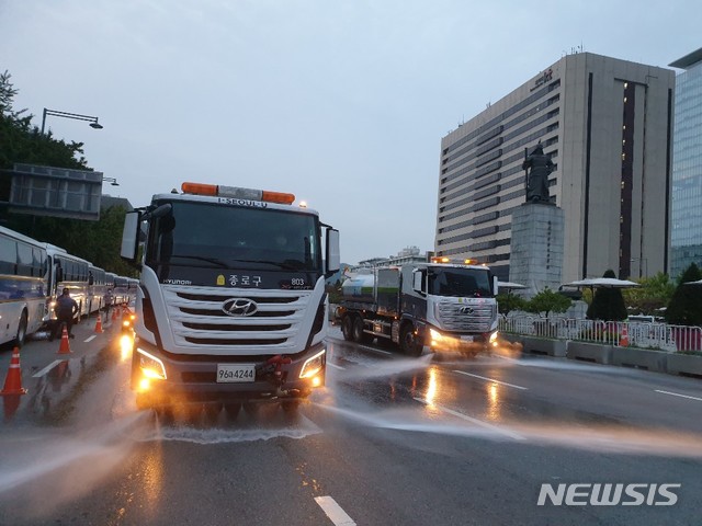 [서울=뉴시스]박주성 기자 = 종로구(구청장 김영종)는 3일 오후 광화문광장, 종각역 등 주요 장소의 방역과 물청소를 실시했다. (사진=종로구 제공). 2020.10.04.  photo@newsis.com