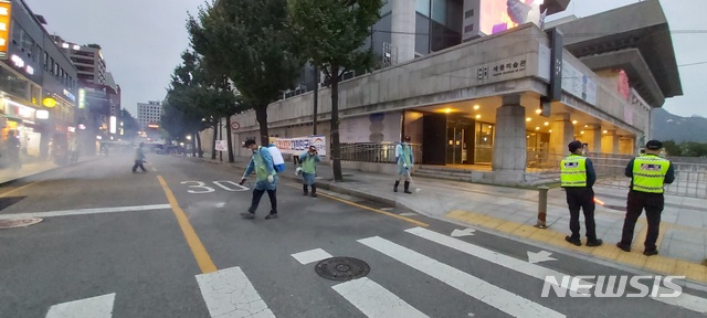 [서울=뉴시스]박주성 기자 = 종로구(구청장 김영종)는 3일 오후 광화문광장, 종각역 등 주요 장소의 방역과 물청소를 실시했다. (사진=종로구 제공). 2020.10.04.&nbsp; photo@newsis.com