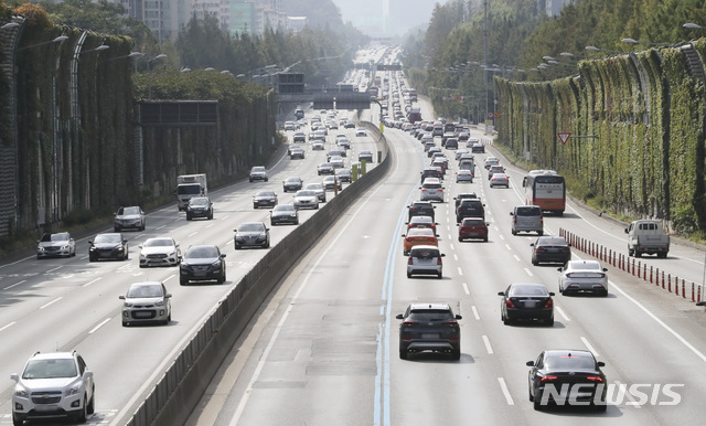 [서울=뉴시스] 최진석 기자 = 추석 연휴의 마지막 날인 4일 오전 서울 서초구 잠원 나들목 인근에서 바라본 경부고속도로 양방향이 원활한 소통을 보이고 있다. 도로공사 관계자는 "연휴 마지막 날이어서 평소 주말보다 원활한 모습"이라며 "귀경 방향에서 오후 2~3시께 다소 차량이 몰릴 수는 있겠으나 소통이 양호해 큰 정체 상황은 없을 것으로 본다"고 내다봤다. 2020.10.04.&nbsp;&nbsp; myjs@newsis.com