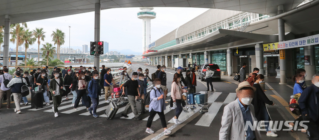 [제주=뉴시스]우장호 기자 = 추석 연휴 마지막날인 지난 4일 오전 제주국제공항 3층 출발장에 관광객들이 귀경길 발걸음을 재촉하고 있다. 2020.10.05. woo1223@newsis.com