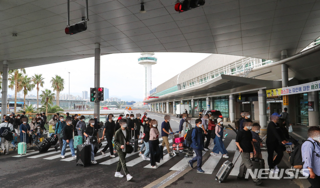 [제주=뉴시스]우장호 기자 = 추석 연휴 마지막날인 4일 오전 제주국제공항 3층 출발장에 관광객들이 귀경길 발걸음을 재촉하고 있다. 2020.10.04. woo1223@newsis.com