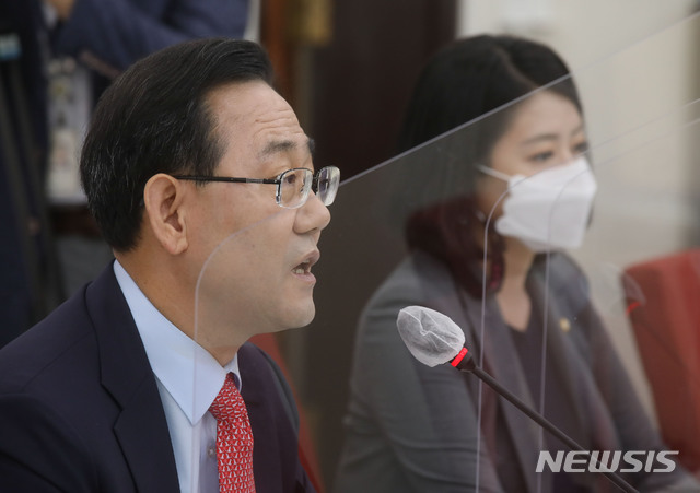 [서울=뉴시스] 김진아 기자 = 주호영 국민의힘 원내대표가 4일 오전 서울 여의도 국회에서 기자간담회를 하고 있다. (공동취재사진) 2020.10.04.  photo@newsis.com