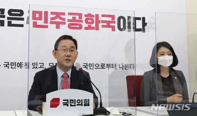 [서울=뉴시스] 김진아 기자 = 주호영 국민의힘 원내대표가 4일 오전 서울 여의도 국회에서 기자간담회를 하고 있다. (공동취재사진) 2020.10.04.&nbsp; photo@newsis.com