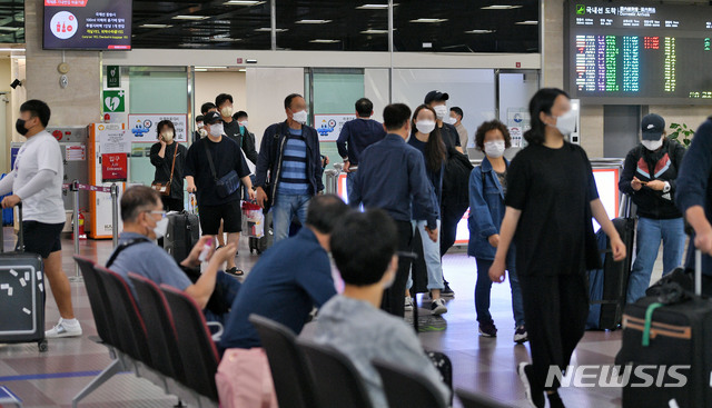 [대구=뉴시스] 대구국제공항 1층 도착장에 승객들이 발걸음을 재촉하고 있다. 뉴시스DB. 2022.05.29. photo@newsis.com