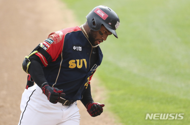 [수원=뉴시스] 최진석 기자 = 4일 경기 수원 KT위즈파크에서 열린 2020 KBO리그 LG 트윈스와 KT 위즈의 경기, 1회말 KT 3번타자 로하스가 우익수 뒤 홈런을 친 뒤 베이스를 돌고 있다. 2020.10.04. myjs@newsis.com