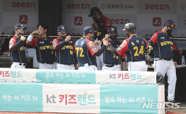 [수원=뉴시스] 최진석 기자 = 4일 경기 수원 KT위즈파크에서 열린 2020 KBO리그 LG 트윈스와 KT 위즈의 경기, 1회말 KT 3번타자 로하스가 우익수 뒤 홈런을 치며 득점 뒤 더그아웃에서 코치들과 기뻐하고 있다. 2020.10.04.&nbsp; myjs@newsis.com