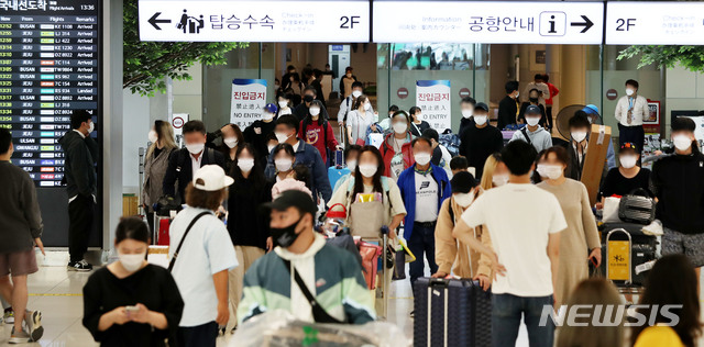 [서울=뉴시스]홍효식 기자 = 추석연휴 마지막 날인 지난 4일 서울 강서구 김포공항 국내선 청사가 귀경객 및 여행객들로 붐비고 있다. 2020.10.05. yesphoto@newsis.com