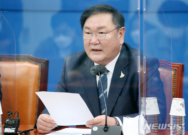 [서울=뉴시스] 김진아 기자 = 김태년 더불어민주당 원내대표가 4일 오후 서울 여의도 국회에서 기자간담회를 하고 있다. 2020.10.04. bluesoda@newsis.com