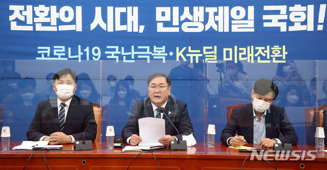 [서울=뉴시스] 김진아 기자 = 김태년 더불어민주당 원내대표가 4일 오후 서울 여의도 국회에서 기자간담회를 하고 있다. 2020.10.04.&nbsp; bluesoda@newsis.com