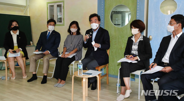 [서울=뉴시스] 김진아 기자 = 이낙연 더불어민주당 대표가 4일 오후 서울 마포구 토끼똥공부방에서 열린 코로나19 돌봄 취약 관련 현장간담회에서 발언을 하고 있다. (공동취재사진) 2020.10.04. photo@newsis.com