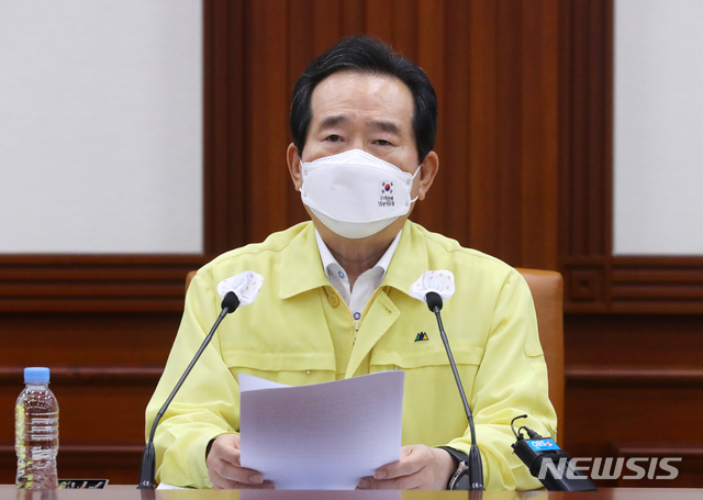 [서울=뉴시스]배훈식 기자 = 정세균 국무총리가 4일 오후 서울 종로구 정부서울청사에서 열린 코로나19 대응 중앙재난안전대책본부 회의에 참석해 발언하고 있다. 2020.10.04.&nbsp; dahora83@newsis.com