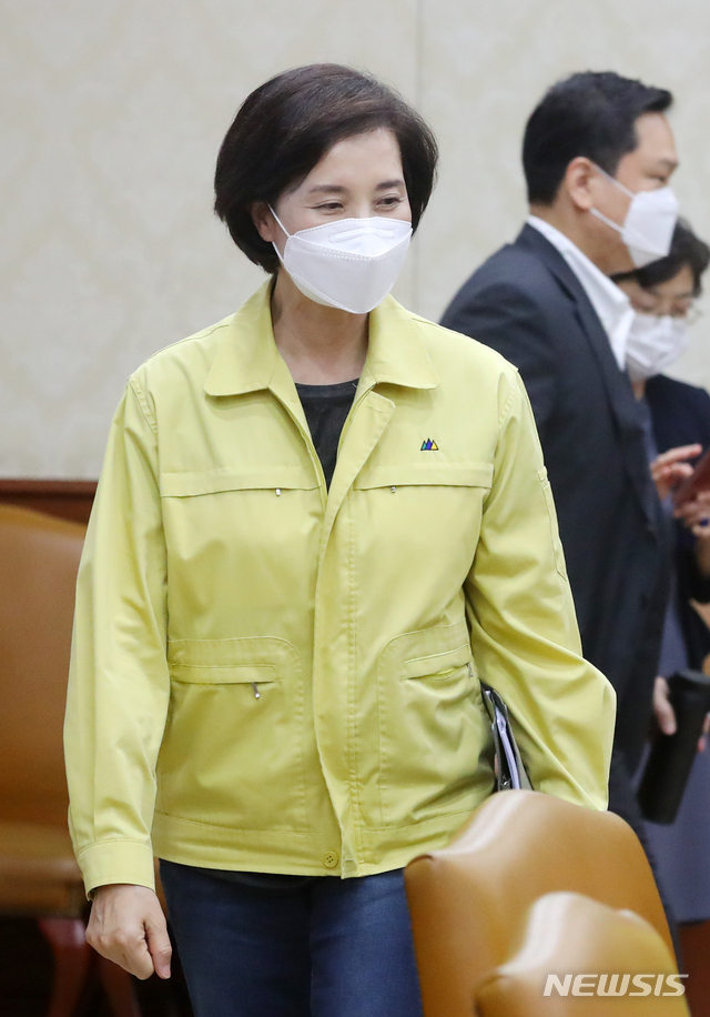 [서울=뉴시스]배훈식 기자 = 유은혜 사회부총리 겸 교육부 장관이 4일 오후 서울 종로구 정부서울청사에서 열린 코로나19 대응 중앙재난안전대책본부 회의에 참석하고 있다. 2020.10.04.&nbsp; dahora83@newsis.com