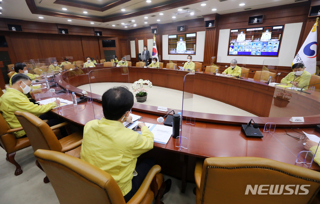 [서울=뉴시스]배훈식 기자 = 정세균 국무총리가 4일 오후 서울 종로구 정부서울청사에서 열린 코로나19 대응 중앙재난안전대책본부 회의를 주재하고 있다. 2020.10.04.&nbsp; dahora83@newsis.com