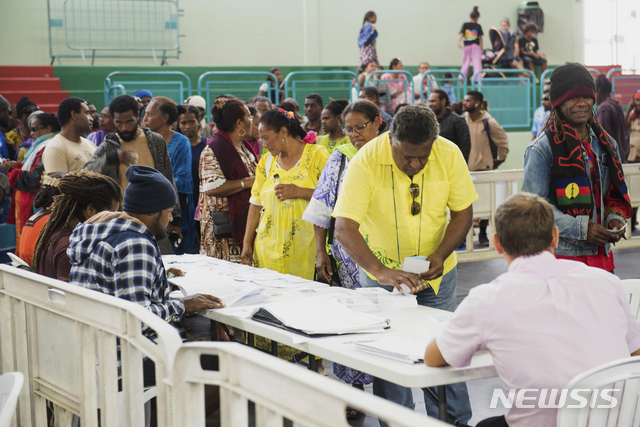 [누메아=AP/뉴시스] 남태평양 프랑스령 뉴칼레도니아 수도에서 4일 프랑스령 유지냐 독립이냐를 선택하는 주민투표가 실시되고 있다. 