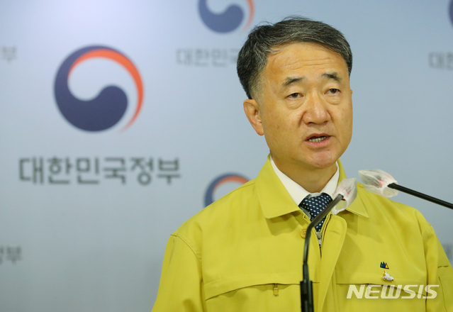 [서울=뉴시스]배훈식 기자 = 박능후 중앙재난안전대책본부(중대본) 1차장(보건복지부 장관)이 4일 오후 서울 종로구 정부서울청사 합동브리핑실에서 코로나19 대응 온라인 정례브리핑을 하고 있다. 2020.10.04.&nbsp; dahora83@newsis.com