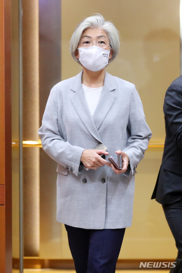 [서울=뉴시스]배훈식 기자 = 배우자의 해외여행으로 구설수에 오른 강경화 외교부 장관이 4일 오후 서울 종로구 외교부청사를 나서고 있다. 2020.10.04.&nbsp; dahora83@newsis.com