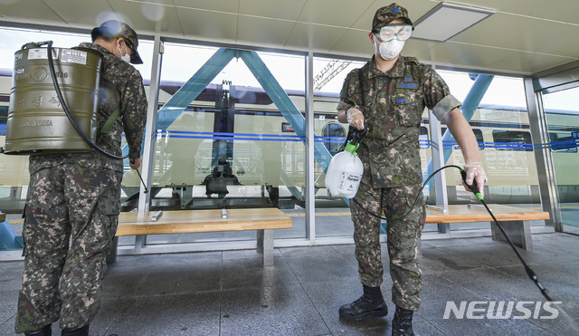 [광주=뉴시스] 김민국 기자 = 공군 제1전투비행단은 추석 연휴를 맞아 광주 광산구 송정동 KTX광주송정역에서 특별 방역 활동을 지원했다고 4일 밝혔다. (사진 = 공군1전비 제공) 2020.10.04. photo@newsis.com